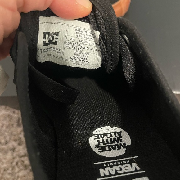 DC Manual Low Top Vegan Friendly Casual Skate Shoe M6/W7.5 - Picture 5 of 9